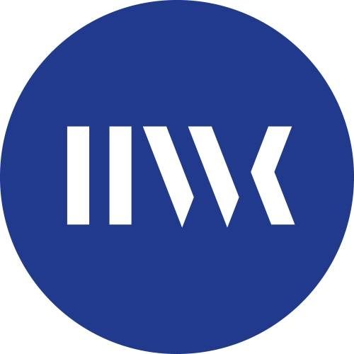 Logo der IWK in einem blauen Kreis mit stilisierten weißen Buchstaben.